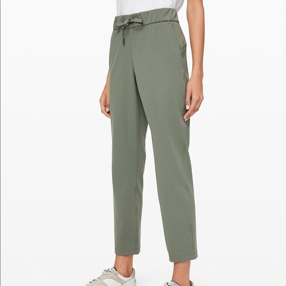 Lululemon on the fly green pants size 2 athletic activewear 7/8 stretchy